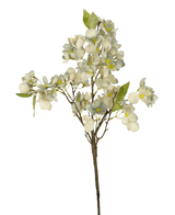 De Kunstbloem Bloesem 64 cm blauw is een enkele kunstbloementak met meerdere stelen met clusters van kleine blauwe bloesems en groene bladeren tegen een effen witte achtergrond.