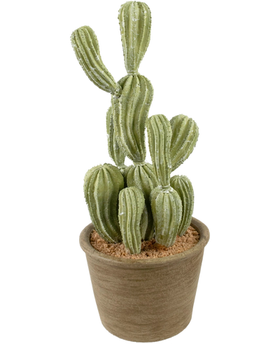 De Kunst Cactus Cereus 35 cm heeft rechtopstaande, geribbelde groene stelen in een ronde lichtbruine pot gevuld met bruin grind.