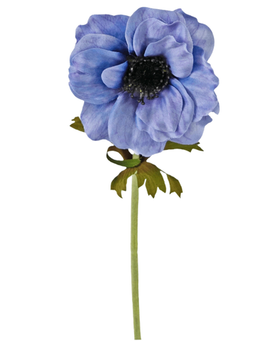 Een enkele Kunstbloem Anemoon 35 cm blauw met rucheblauwe bloemblaadjes, een donker hart en een groene stengel met een paar blaadjes tegen een witte achtergrond.